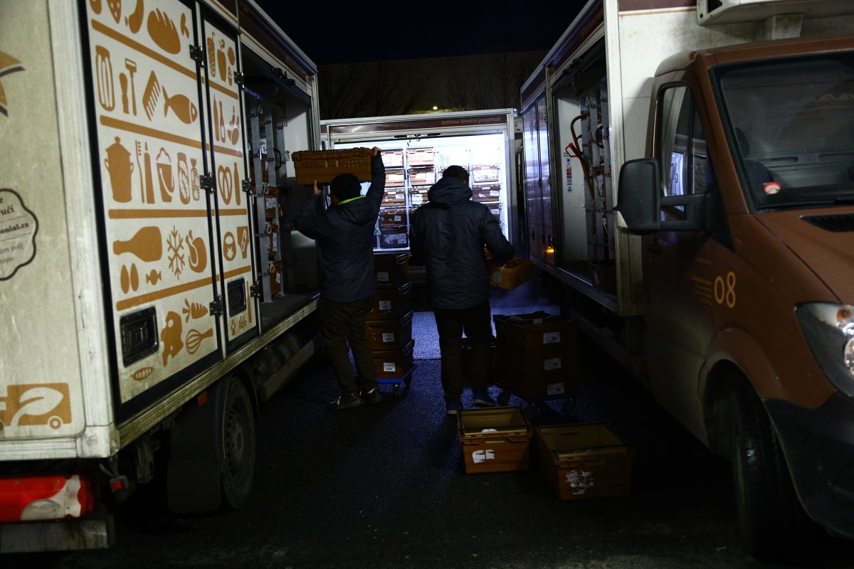 Nahlédněte do centrálního skladu online supermarketu.