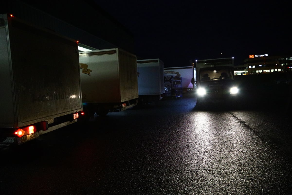 Nahlédněte do centrálního skladu online supermarketu.