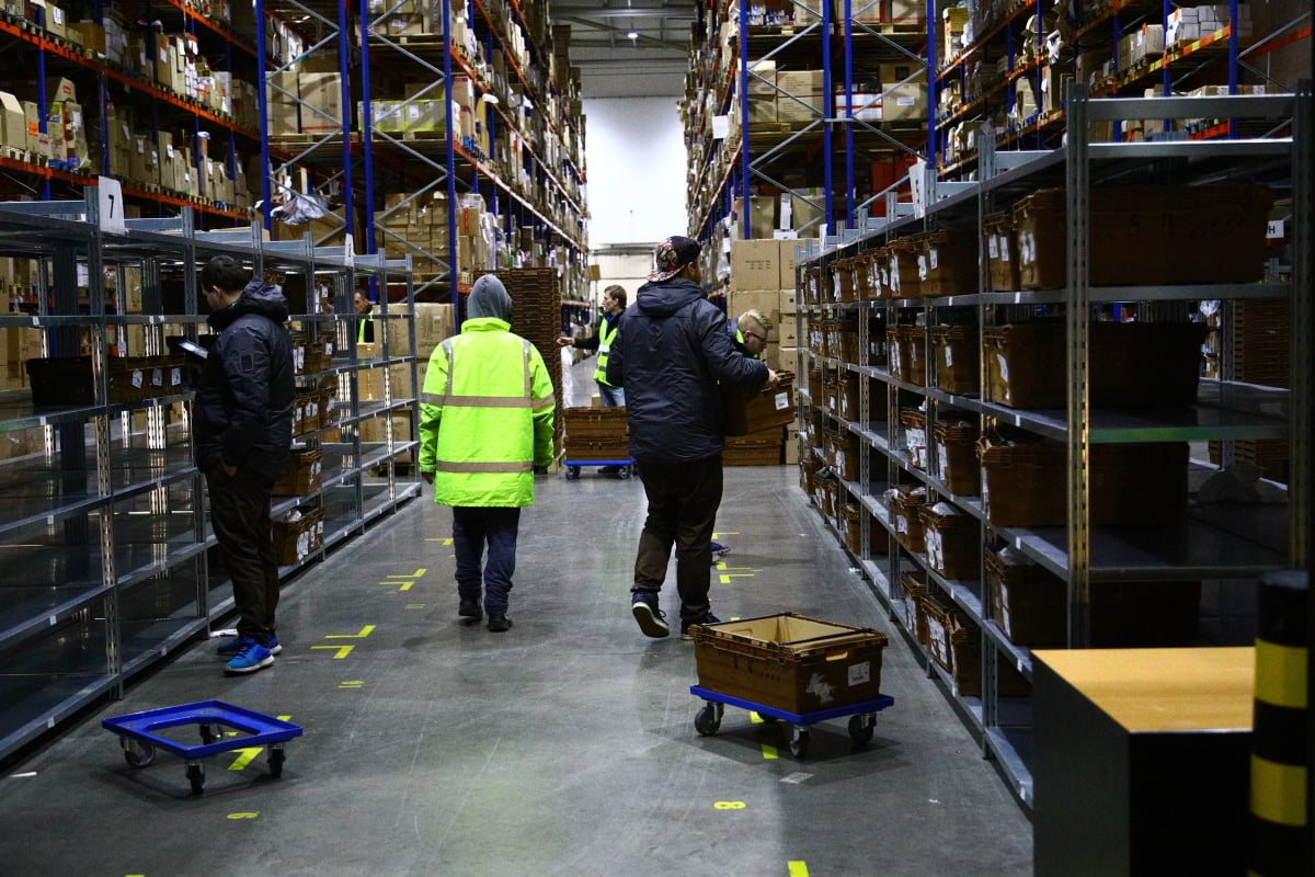 Nahlédněte do centrálního skladu online supermarketu.