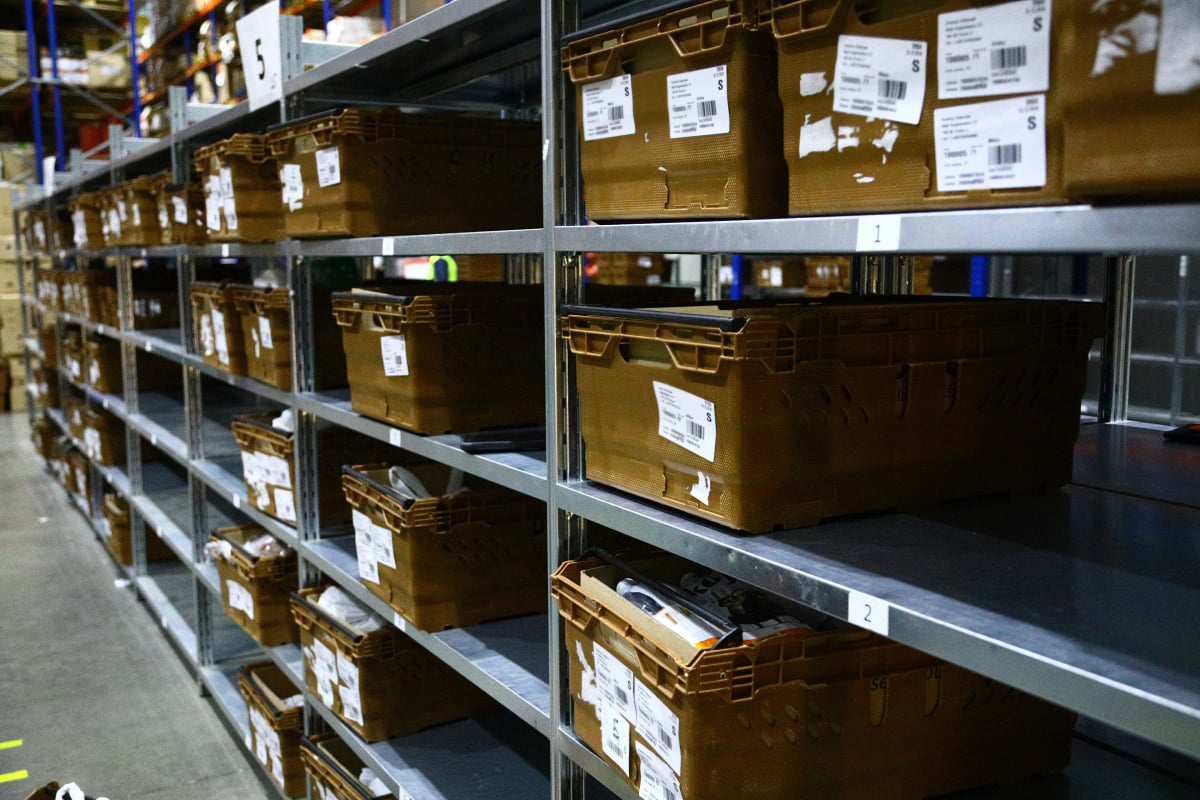 Nahlédněte do centrálního skladu online supermarketu.