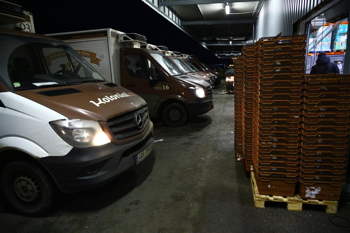 Nahlédněte do centrálního skladu online supermarketu.