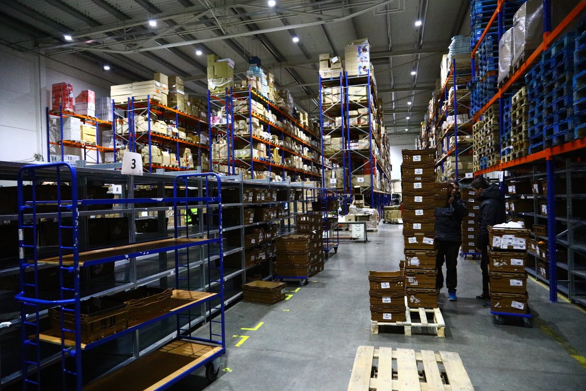 Nahlédněte do centrálního skladu online supermarketu.