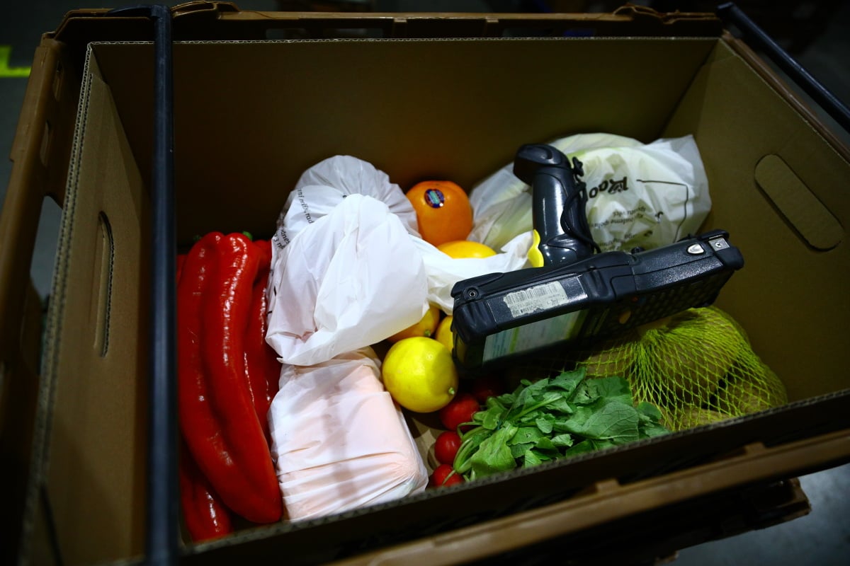 Nahlédněte do centrálního skladu online supermarketu.