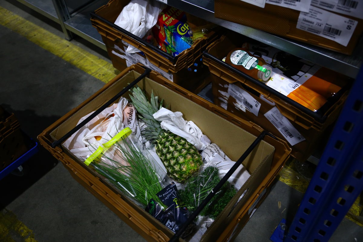 Nahlédněte do centrálního skladu online supermarketu.