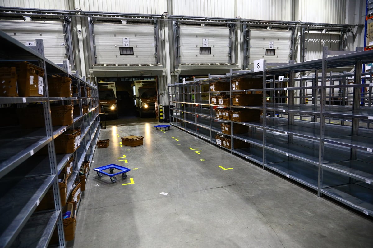 Nahlédněte do centrálního skladu online supermarketu.