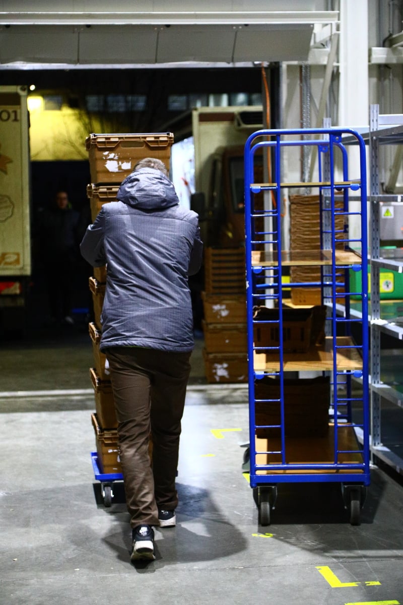 Nahlédněte do centrálního skladu online supermarketu.