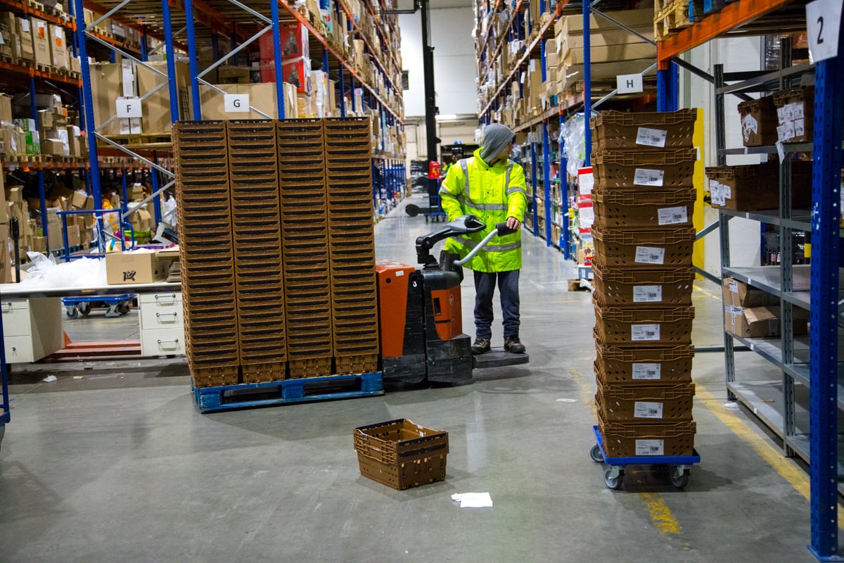 Nahlédněte do centrálního skladu online supermarketu.