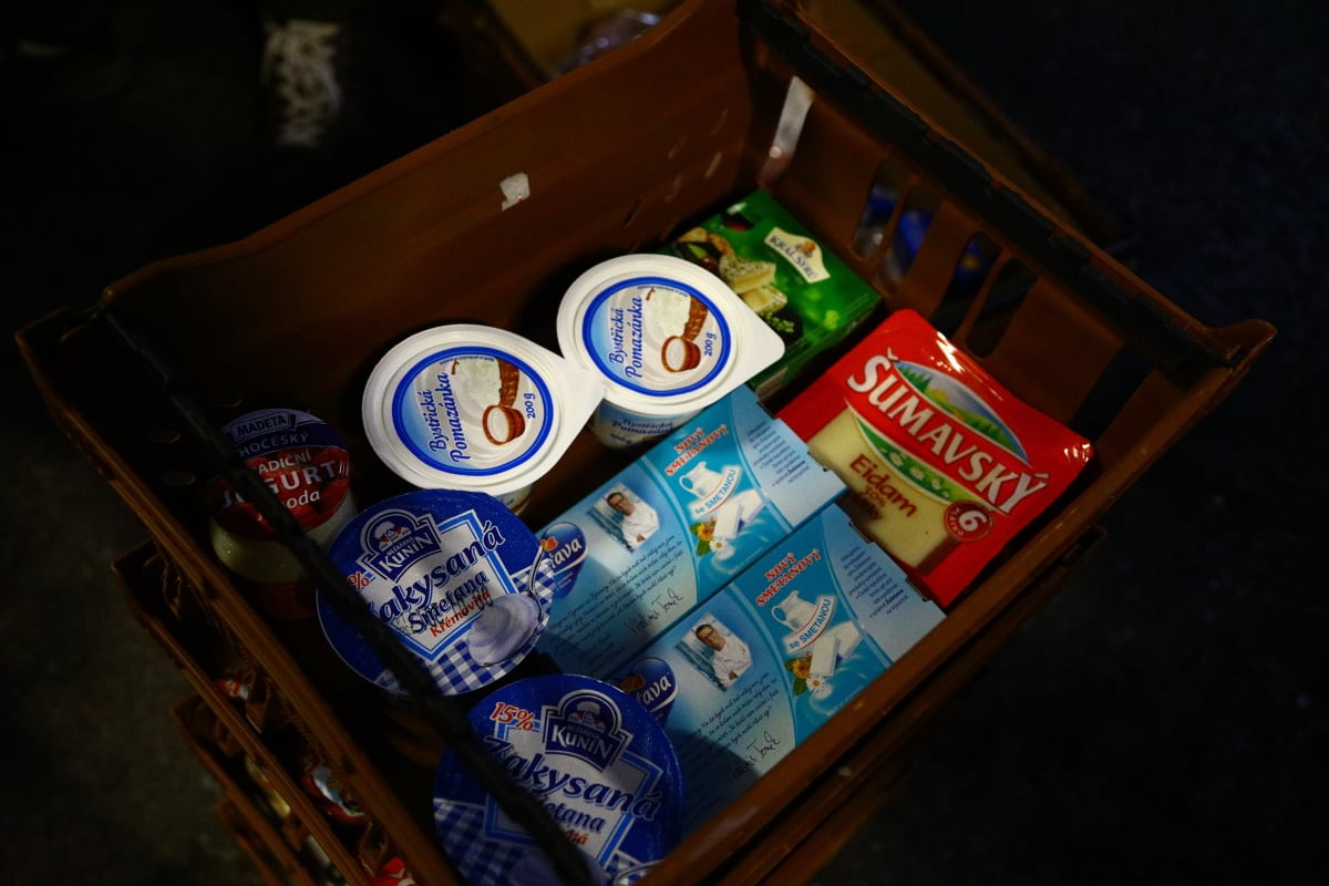 Nahlédněte do centrálního skladu online supermarketu.