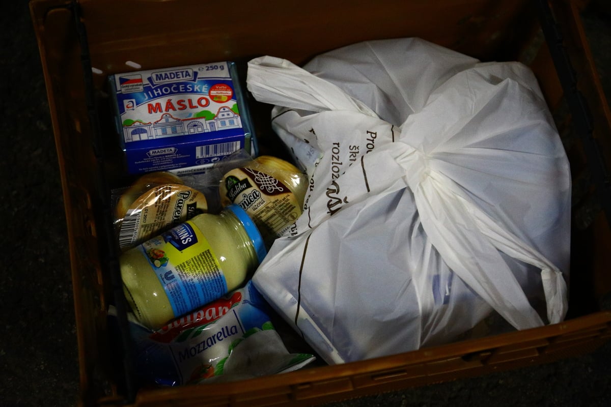 Nahlédněte do centrálního skladu online supermarketu.