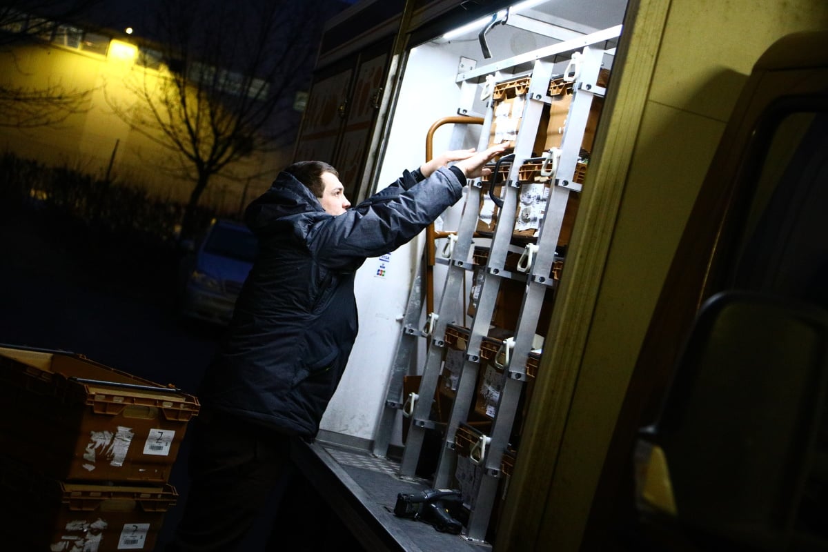 Nahlédněte do centrálního skladu online supermarketu.