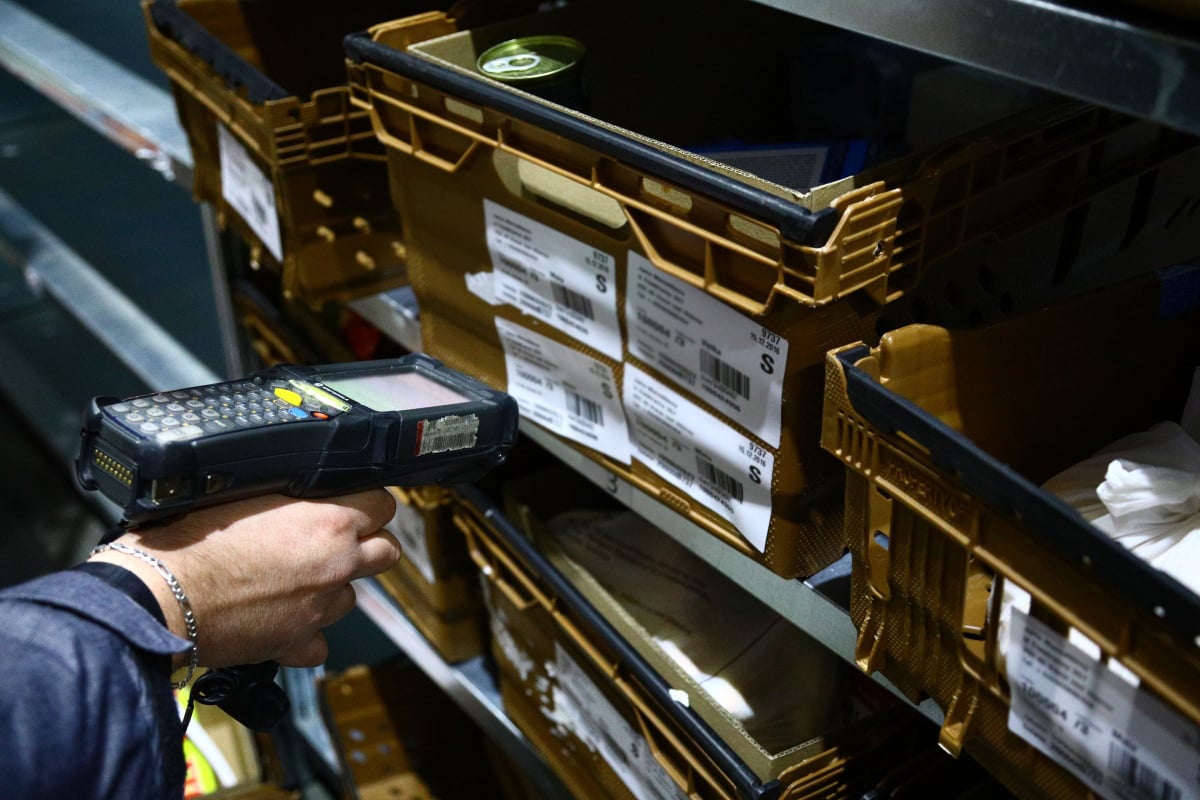 Nahlédněte do centrálního skladu online supermarketu.