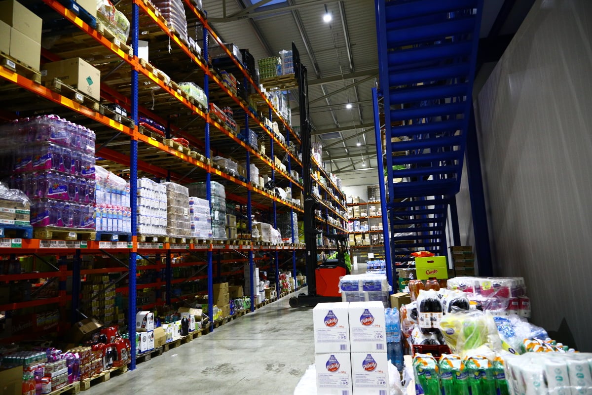 Nahlédněte do centrálního skladu online supermarketu.