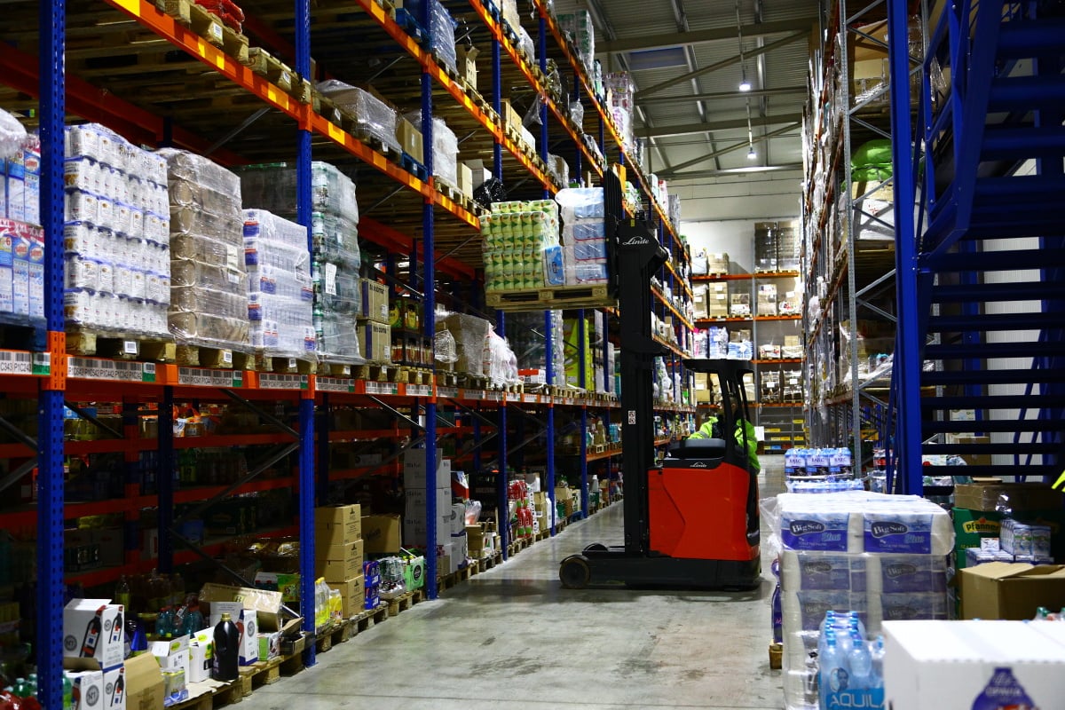 Nahlédněte do centrálního skladu online supermarketu.