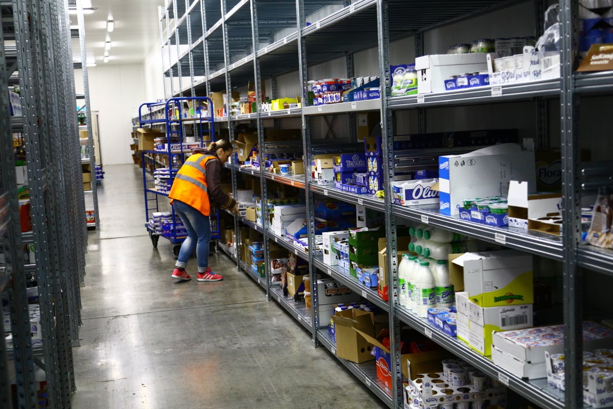 Nahlédněte do centrálního skladu online supermarketu.