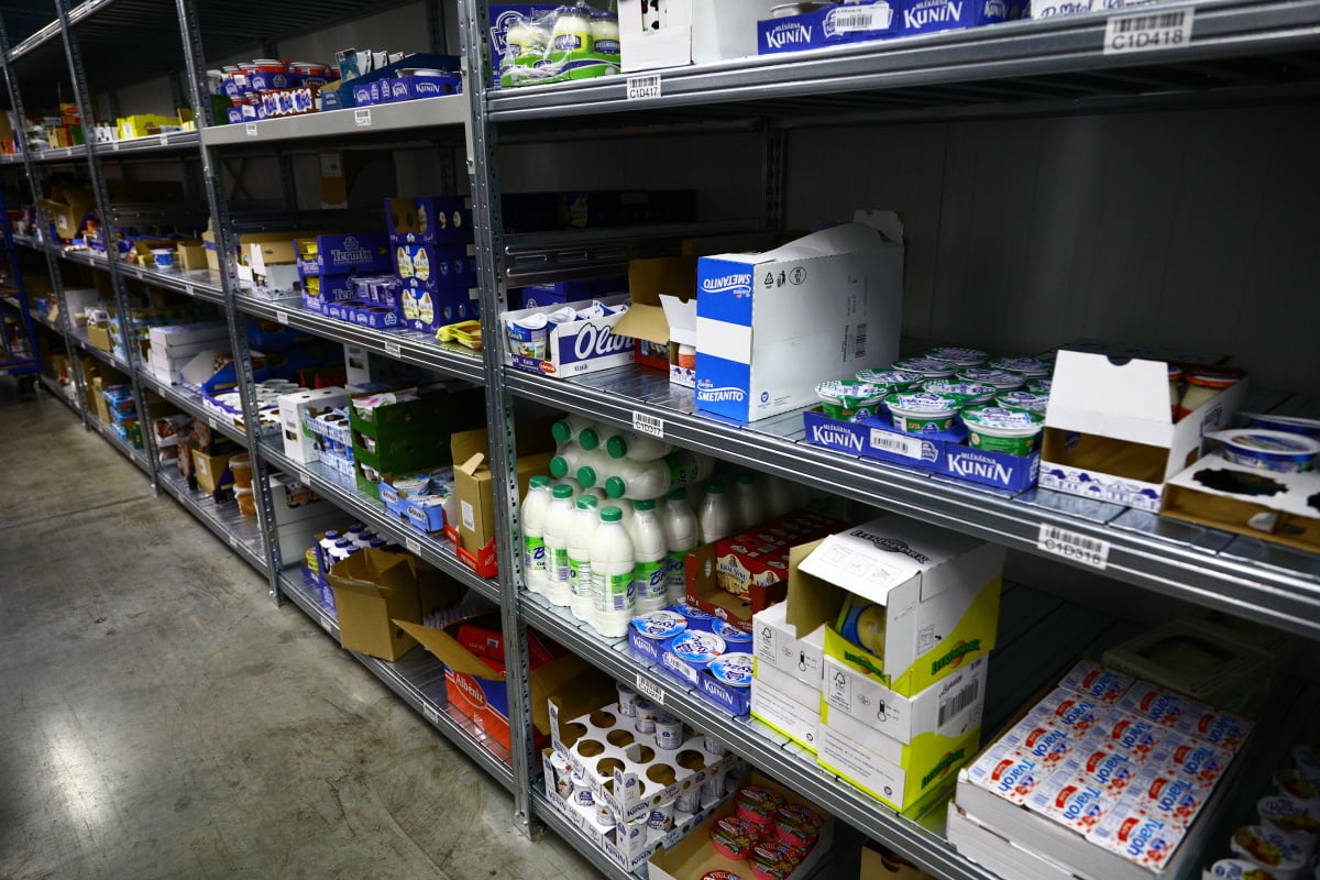 Nahlédněte do centrálního skladu online supermarketu.