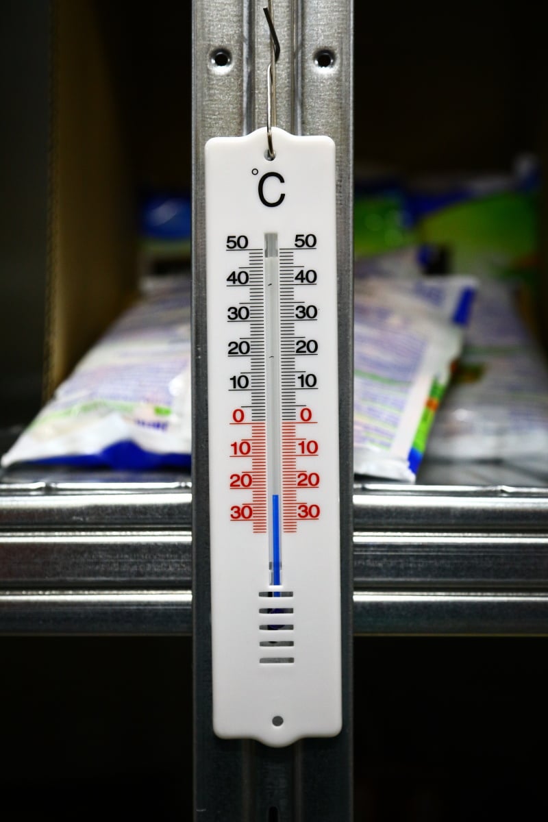 Nahlédněte do centrálního skladu online supermarketu.