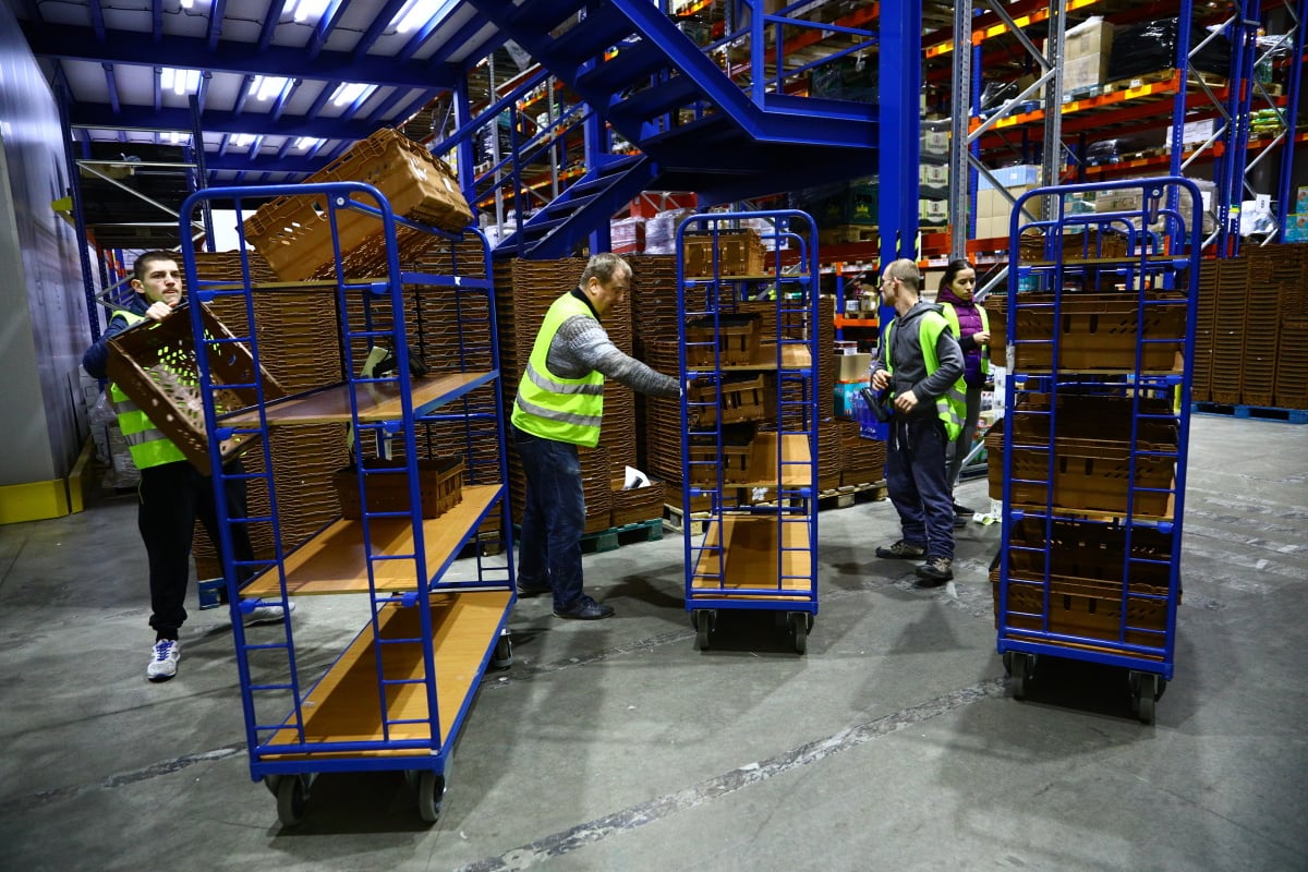 Nahlédněte do centrálního skladu online supermarketu.