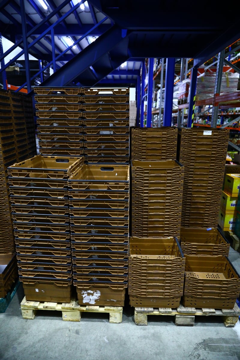 Nahlédněte do centrálního skladu online supermarketu.