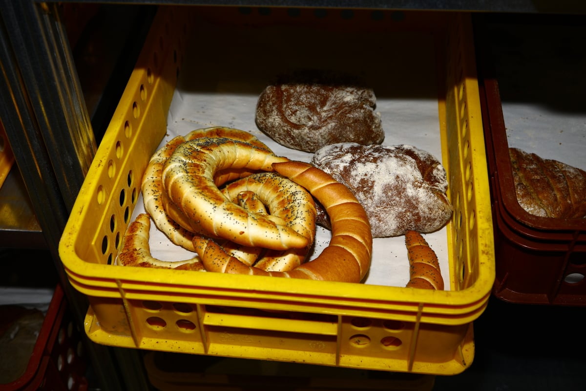 Nahlédněte do centrálního skladu online supermarketu.