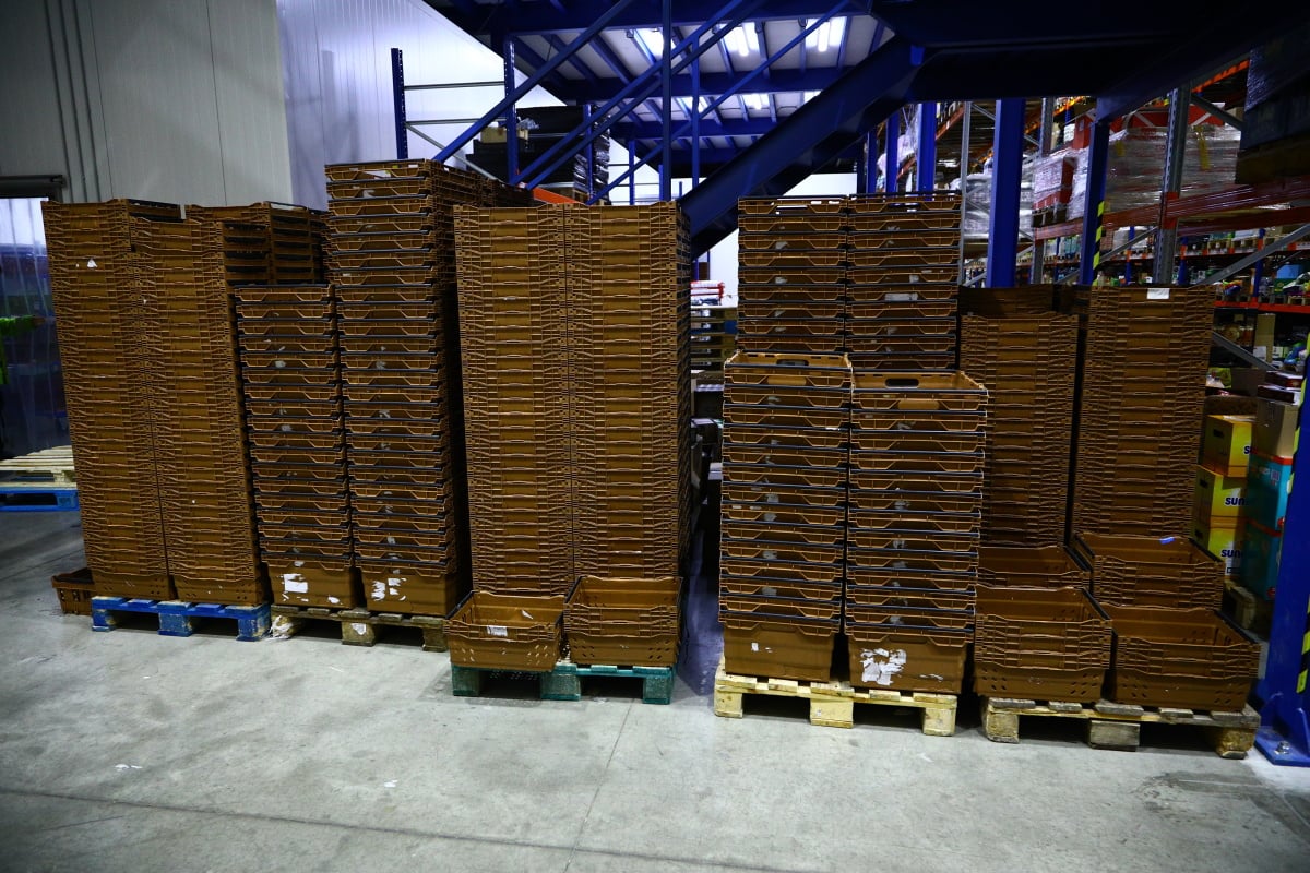 Nahlédněte do centrálního skladu online supermarketu.