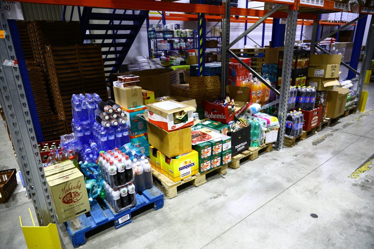 Nahlédněte do centrálního skladu online supermarketu.