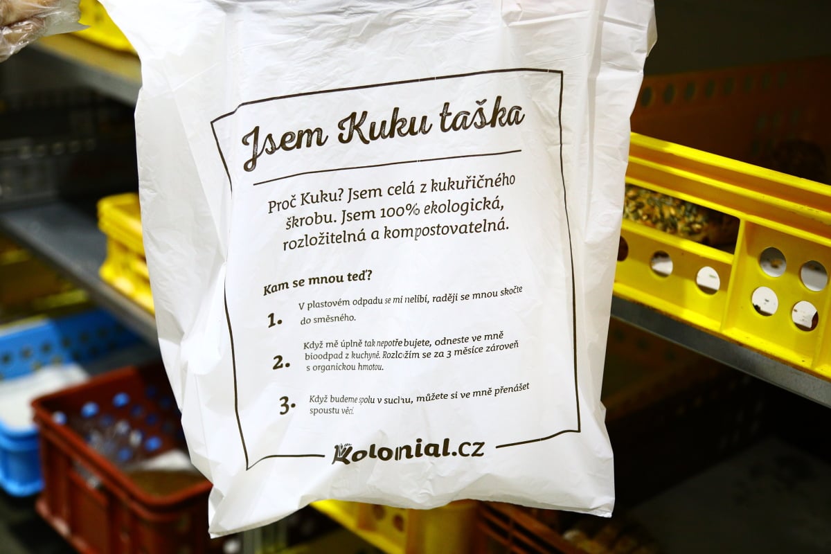 Nahlédněte do centrálního skladu online supermarketu.