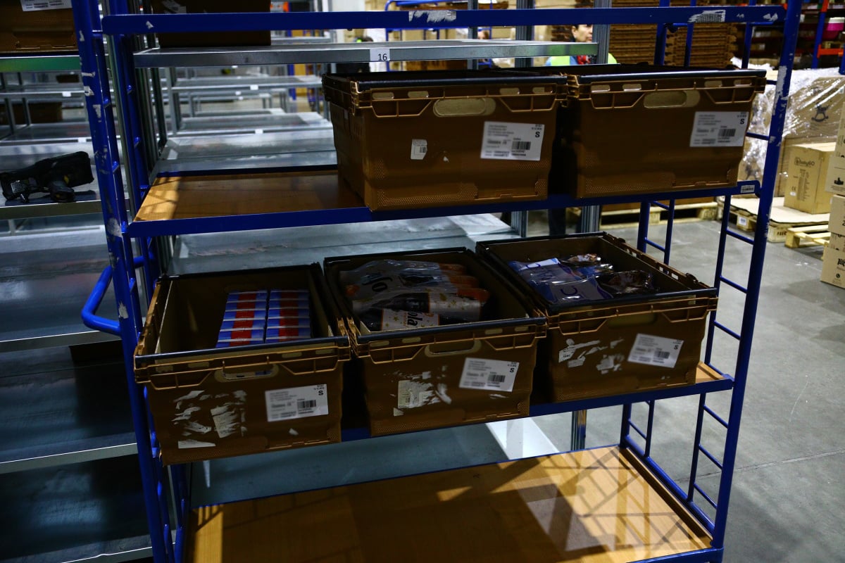 Nahlédněte do centrálního skladu online supermarketu.