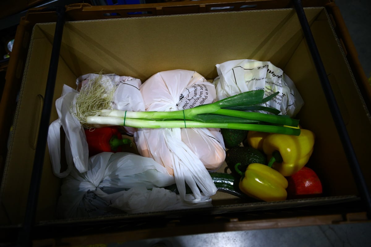 Nahlédněte do centrálního skladu online supermarketu.