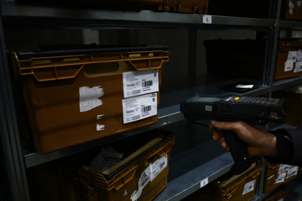 Nahlédněte do centrálního skladu online supermarketu.