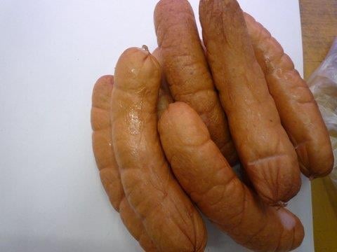 Miloslav Hofman - PEMI, Hradec Králové: Párky měly lepkavý povrch a kyselý zápach. 
Kontrolovaná osoba nebyla schopna doložit datum použitelnosti párků.