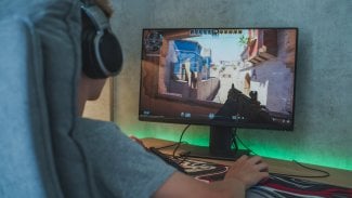 chlapec hraje počítačovou hru Counter-Strike