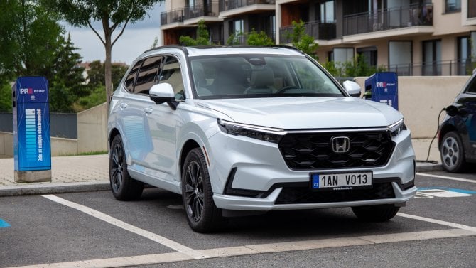 Text: Honda CR-V e:PHEV je nejlepší hybrid na trhu, ale není bezchybný