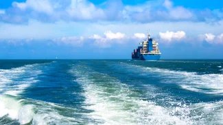 Hormuz pod tlakem. Po izraelských úderech se lodní doprava může zastavit, ceny ropy i přepravy rostou