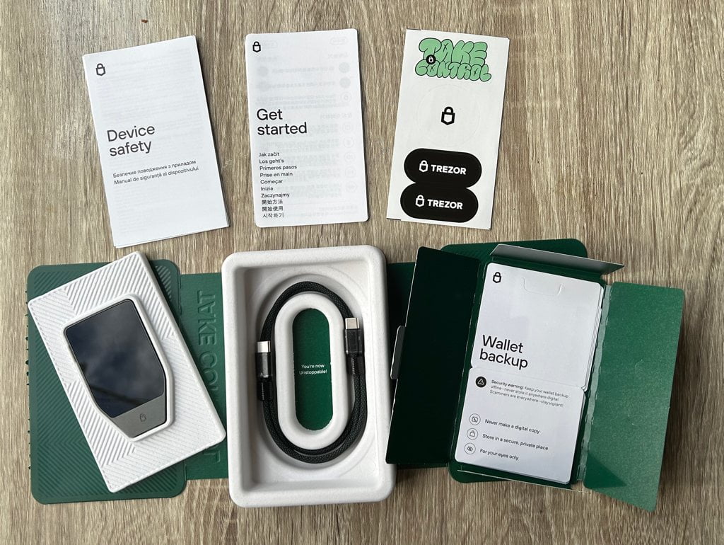 Autor: Tomáš Krause, podle licence: <a href="https://creativecommons.org/publicdomain/mark/1.0/deed.en">Public Domain</a> Trezor Safe 7 - balení