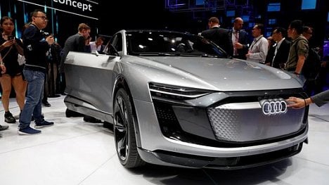 Náhledový obrázek - Audi nabídne elektrický e-tron i v levnější a pomalejší verzi. Měl by stát kolem 1,8 milionu korun