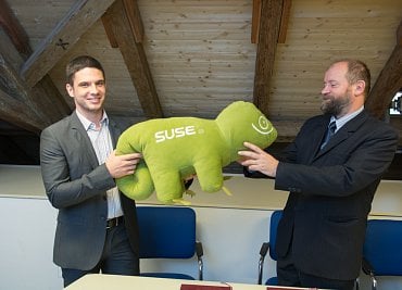 Miroslav Kořen ze SUSE (vlevo) při podpisu partnerské smlouvy s děkanem MFF UK Janem Kratochvílem