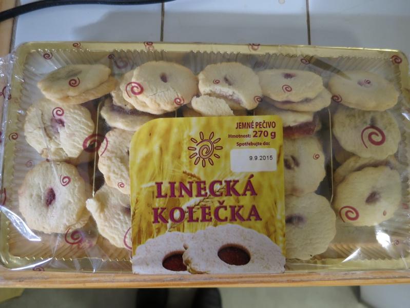 LINECKÁ KOLEČKA. Kategorie: Nebezpečné potraviny. Nevyhovující parametr: plísně okem viditelné. Na povrchu potraviny se vyskytovala plíseň. Potravina neměla prošlé datum použitelnosti. Při kontrole nebyly zjištěny nevyhovující teplotní podmínky skladování tohoto výrobku. Výrobce: Smetanová cukrárna a.s., Roztoky. Místo kontroly: AHOLD Czech Republic, a.s., Hradec Králové