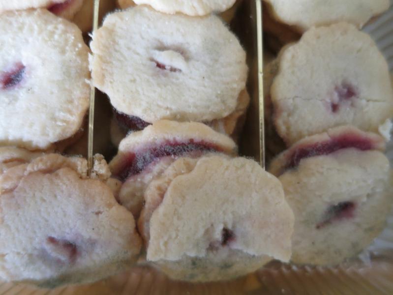 LINECKÁ KOLEČKA. Kategorie: Nebezpečné potraviny. Nevyhovující parametr: plísně okem viditelné. Na povrchu potraviny se vyskytovala plíseň. Potravina neměla prošlé datum použitelnosti. Při kontrole nebyly zjištěny nevyhovující teplotní podmínky skladování tohoto výrobku. Výrobce: Smetanová cukrárna a.s., Roztoky. Místo kontroly: AHOLD Czech Republic, a.s., Hradec Králové