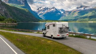 Obytný vůz na břehu jezera