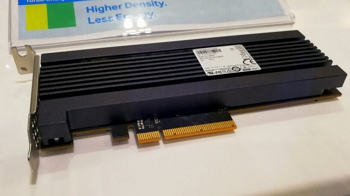 800GB karta Samsung Z-SSD na Cloud Expo Europe (Zdroj: AnandTech)