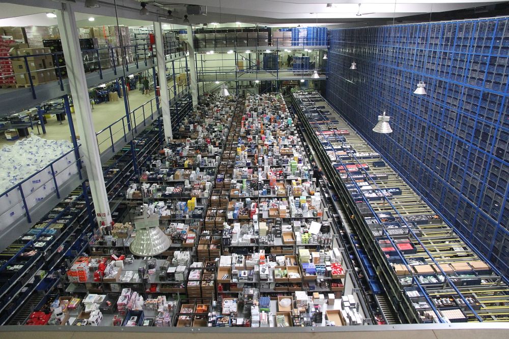 Část, kde je uskladněné zboží menší velikosti. Nalevo středně obrátkové zboží, napravo zboží, které zákazníci kupují velmi často.