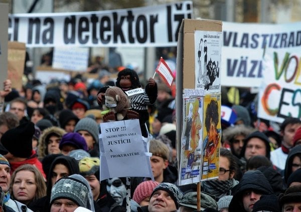 2013-02-demonstrace-proti-korupci-v-bratislavc49b-5.jpg