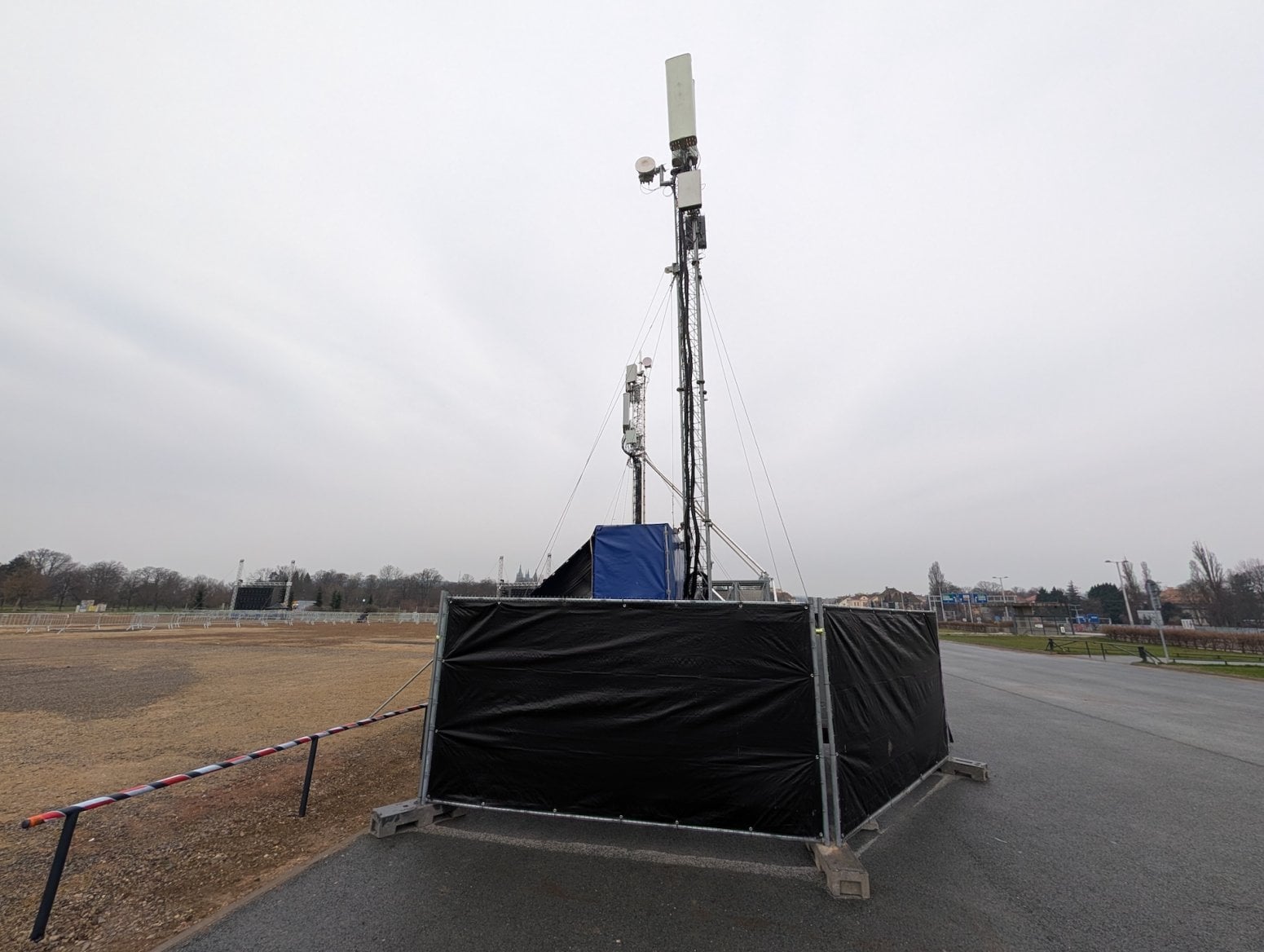 Mobilní 5G vysílač na protivládní demonstraci v Praze na Letné