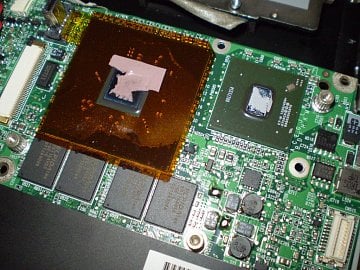 Procesor je ta malinká zelená kostička (22x22 mm), ta s tou fólií je chipset s integrovanou grafickou kartou (32x32 mm) a Elpida čipy jsou sdílené paměti - 768 MB dohromady