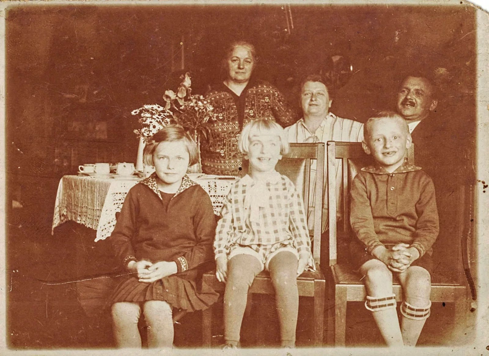 Děti se v žádném případě nesměly rozmazlovat, pláči ani prosbám se neustupovalo.
Snímek je ilustrační.