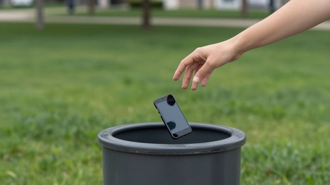 Mobilní telefon letí do koše