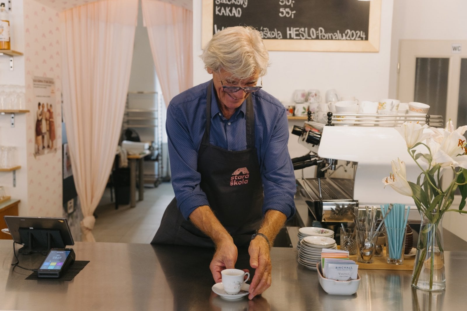 Barista Jiří při práci v kavárně Stará škola