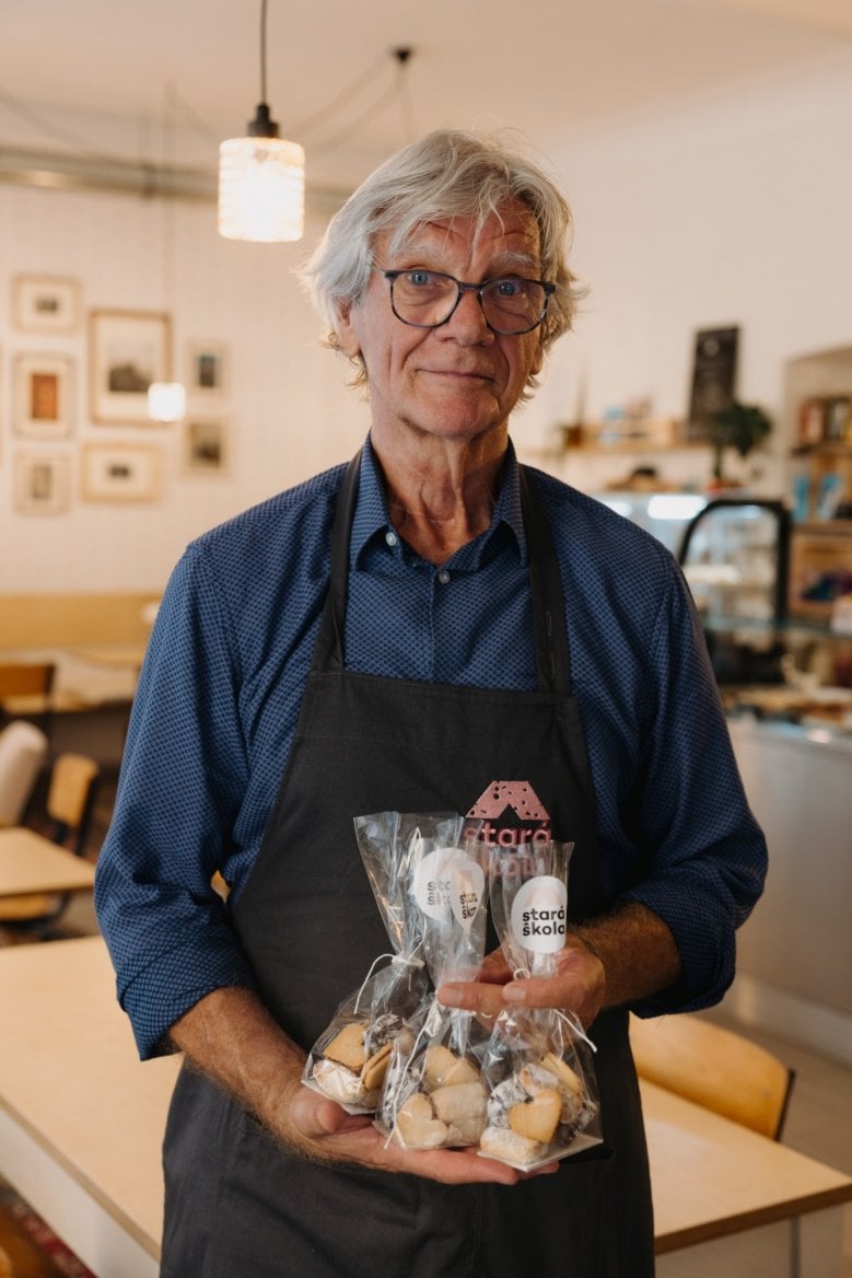 Barista Jiří v kavárně Stará škola