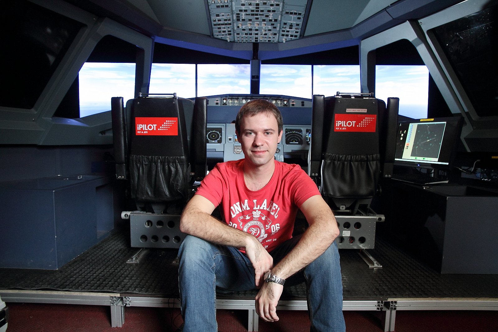 Olivera jsme fotili stylově v leteckém simulátoru iPilot Praha.