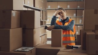 Přepracovaná zaměstnankyně skladu